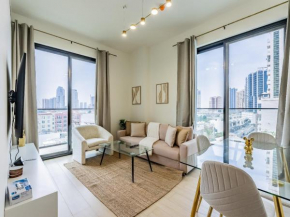 Stunning Apt with Artful Interior and Urban Views